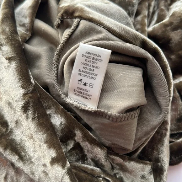 ❌SOLD❌Willow & Root Open Back Velvet Top - Picture 6 of 7